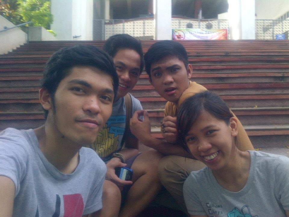 tinemrml's tweet photo. Sundate at UPD? #June2012 @alwynmancio @knnthbltrn @rjzaragoza (Yan sabi ng fb ko lmao) https://t.co/842jtWfOOq