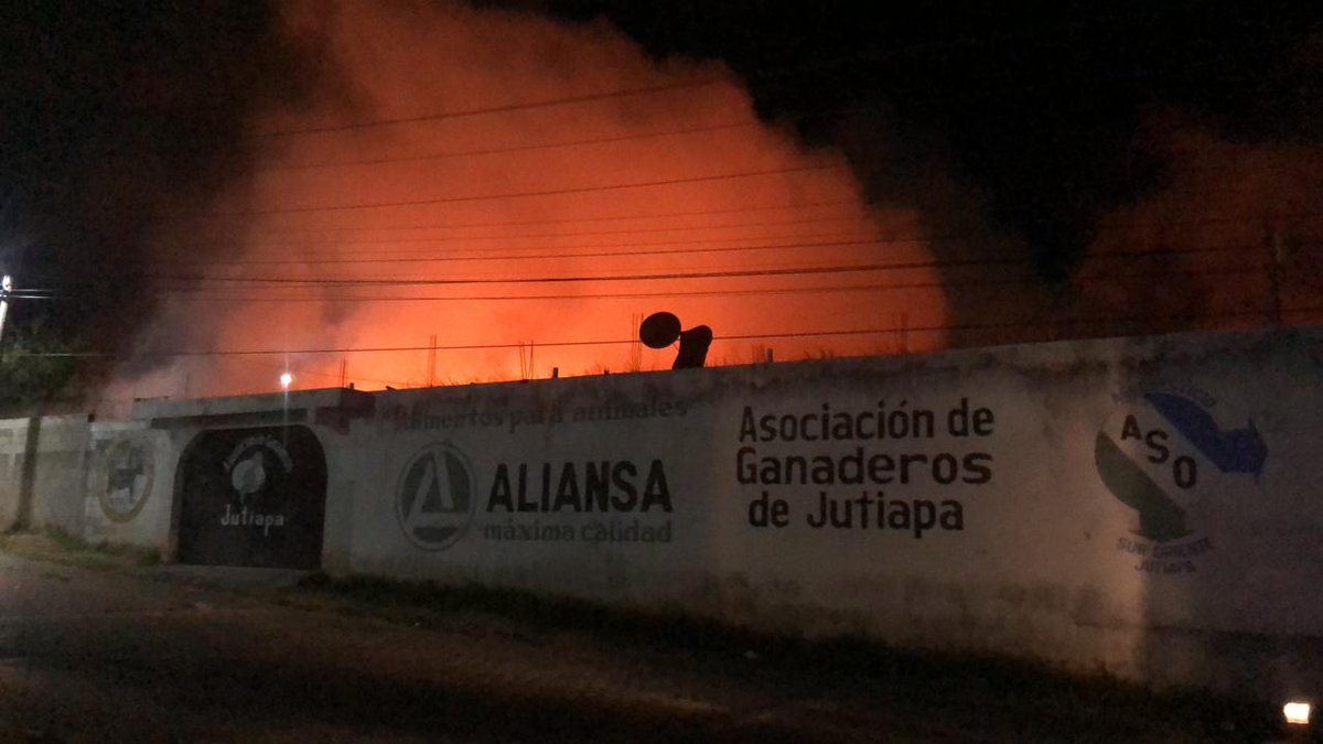 MarioCero17's tweet photo. Incendio en sede de la Asociación de Ganaderos de Jutiapa. https://t.co/7YrIMWyOam