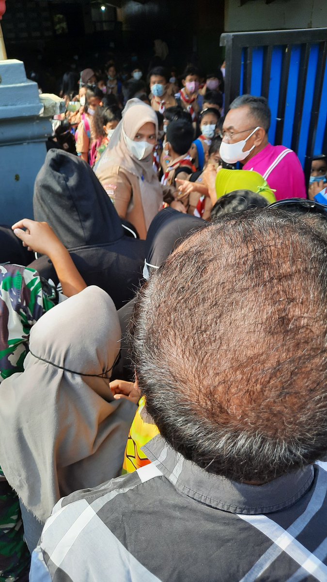 romysutedjo's tweet photo. Suasana penjemputan PTM 100%, anak dan ortu saling berkerumun https://t.co/wh1EK2dGAQ