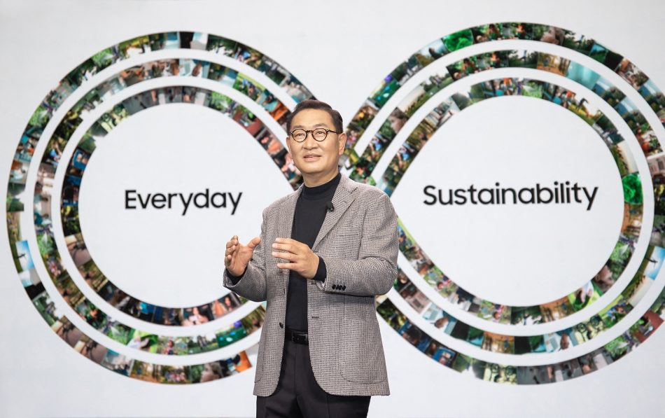 jeffleopold's tweet photo. Samsung’s JH Han kicking off CES 2022 at tonight’s keynote, sharing the company’s vision for the ‘Age of Togetherness.’ @AllisonPR #CES2022 https://t.co/dL15lUY8dG