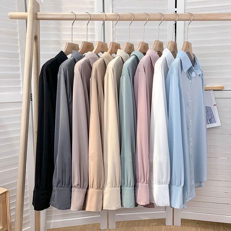 haniabellae's tweet photo. Pantang betul tengok baju bersusun macam ni. Rasa macam nak borong semua colour! 

Dahla bawah RM20, material sejuk &amp; tak jarang pulak tu 🥺 https://t.co/rbfNX330Ox