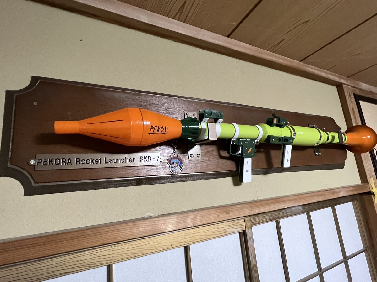 itsumono310's tweet photo. RPG-7ペットボトルランチャーの額縁完成！戴いたキーホルダーと一緒に飾らせてもらいますぺこ！
#兎田ぺこら　#RPG7 https://t.co/byUvIUq2yH
