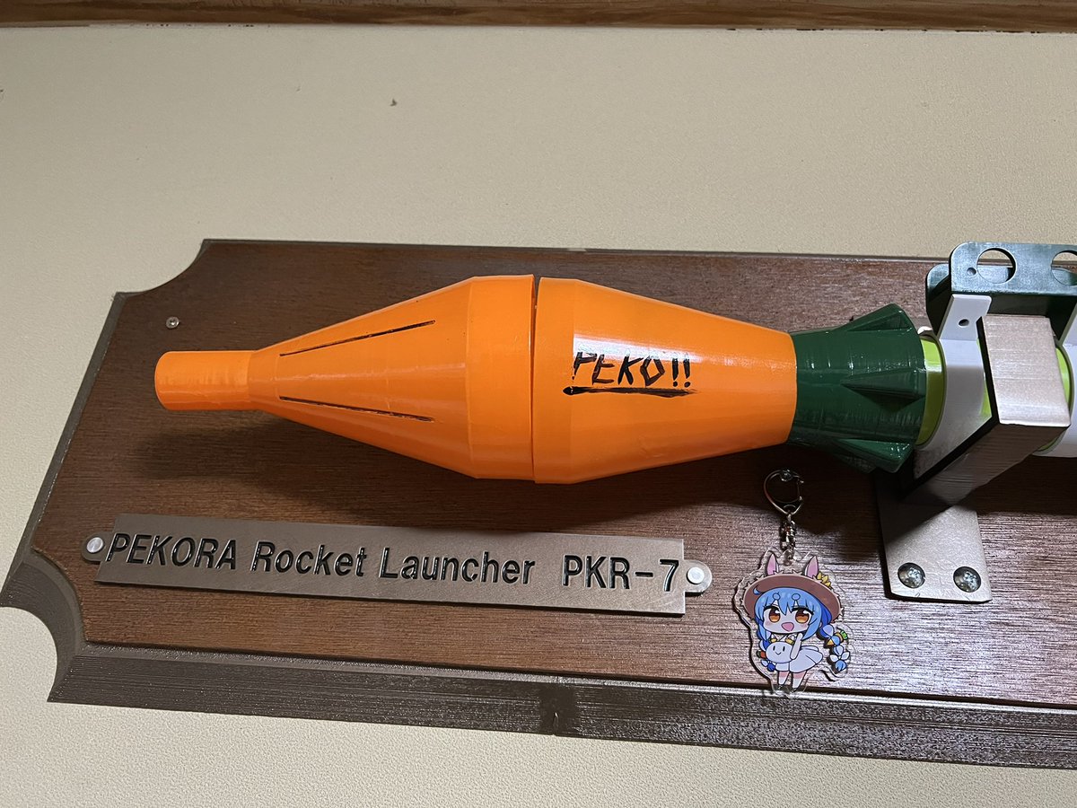 itsumono310's tweet photo. RPG-7ペットボトルランチャーの額縁完成！戴いたキーホルダーと一緒に飾らせてもらいますぺこ！
#兎田ぺこら　#RPG7 https://t.co/byUvIUq2yH