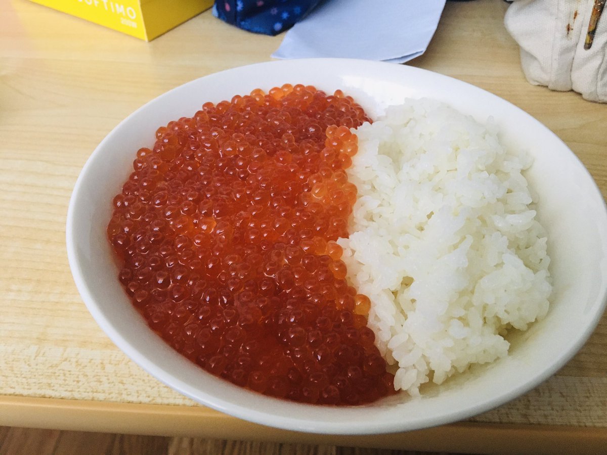 Lly__Hr's tweet photo. 今年最初の休日、つまり元旦のようなものなので、魚卵のカレー風盛り付け。今年もよろしくお願いします。 https://t.co/bESWzwH06q