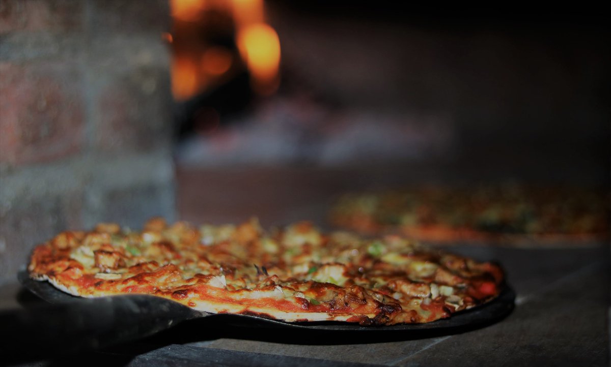 LumosPizza's tweet photo. @KasiEconomy Authentic Wood fired Pizza https://t.co/KiHendwfs3