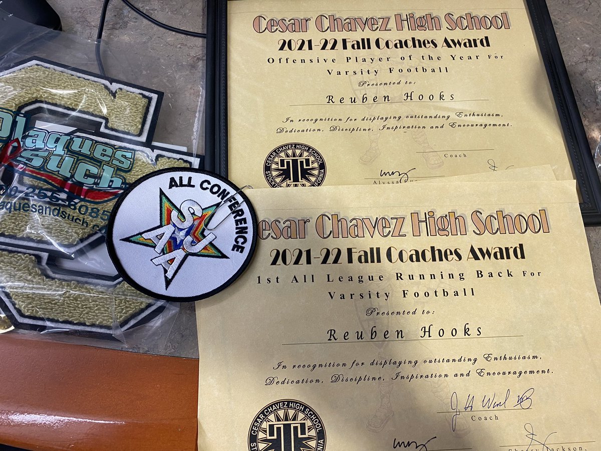 _Reuben21's tweet image. 1st team running back and offensive player of the year finished senior year 🖤.