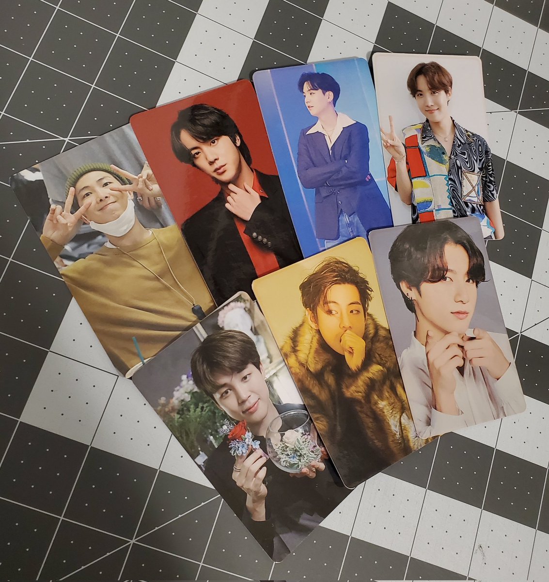 hotteok_pwr's tweet photo. ✨ BTS WW GIVEAWAY ✨

♡ BTS photocards

Rules
- like, retweet
- ends in 24 hours  

Good luck! 💜 @BTS_twt https://t.co/3ZrRCpLKi8