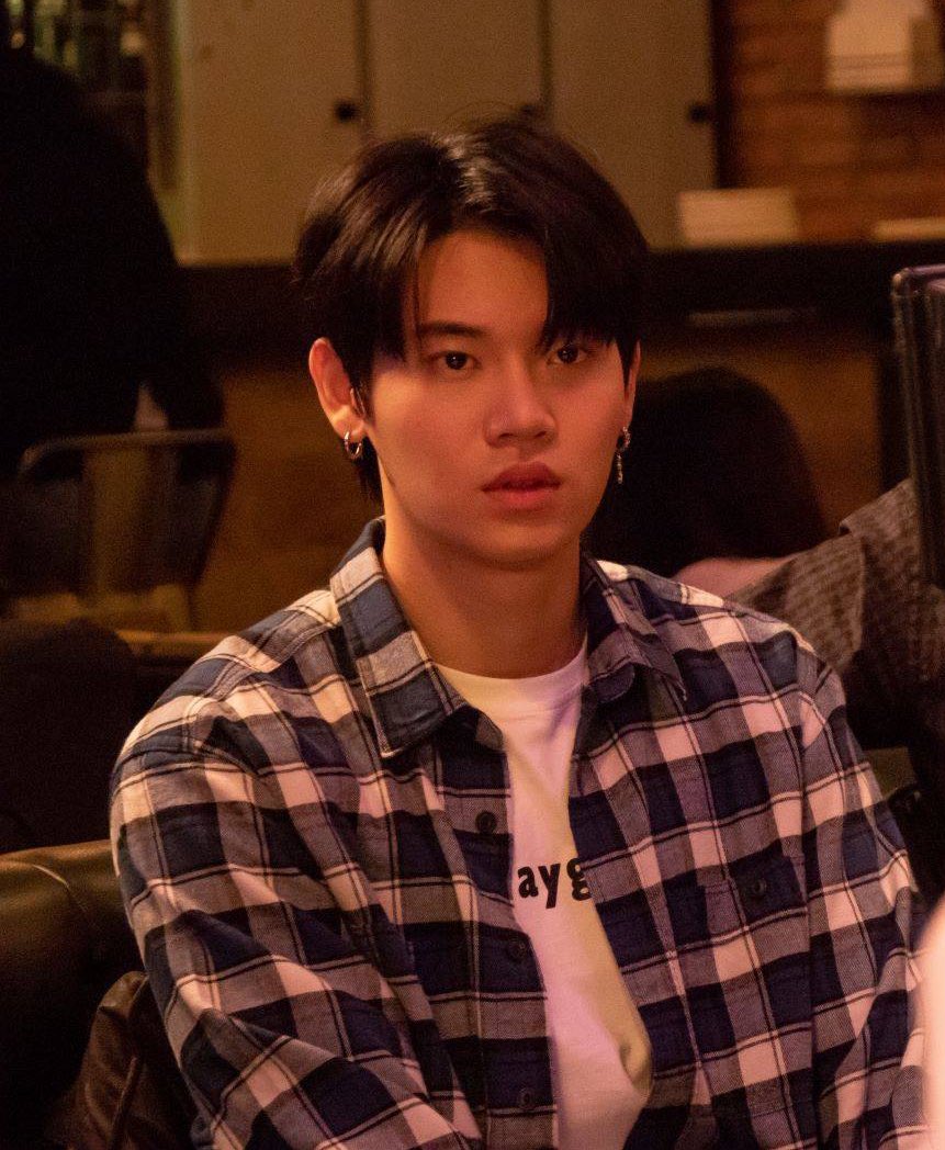 mildmild_yinyin's tweet photo. พี่วีตอนนั้น                                                     พี่วีตอนนี้

#กลรักรุ่นพี่ #yinyin_anw @yinyin_anw 
หล่อ คำเดียวว่าหล่อ!!! 😭😭😭😭😭😭😭 https://t.co/cUBSPwc2RE