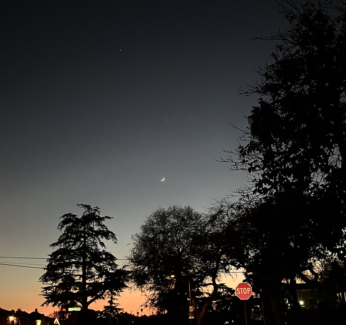 onlybeci's tweet photo. To and from work: Before 🌞sunrise and the presence of a crescent 🌙moon ✨as the sun sets.
#WorldInMyWindow https://t.co/CLkNhewyWq