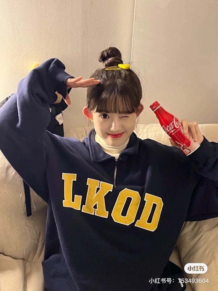 O17WODE's tweet photo. 220104 #SNH48 #李慧 #리훼이 샤오홍슈 업데이트 

【번역】 있어?👀
콜라 자제하는 첫날 (설탕을 끊어야 하니까 https://t.co/U4Q0IRnnir