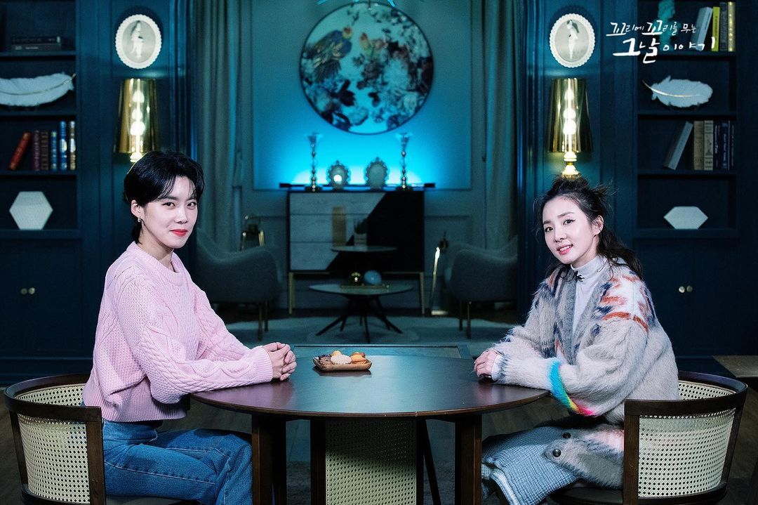 WeLoveDara's tweet photo. [ggoggomoo_official]

Jang Doyeon with Sandara Park ✨

[It's buried in there - The 2011 mystery of Chukryeong Village]

'The Story of the Day, Biting the Tail (KkoKkoMu), January 6th, Thursday, 10:30pm KST on SBS!

#SandaraPark #산다라박 #DARA #다라 https://t.co/kCWDKg4OHr