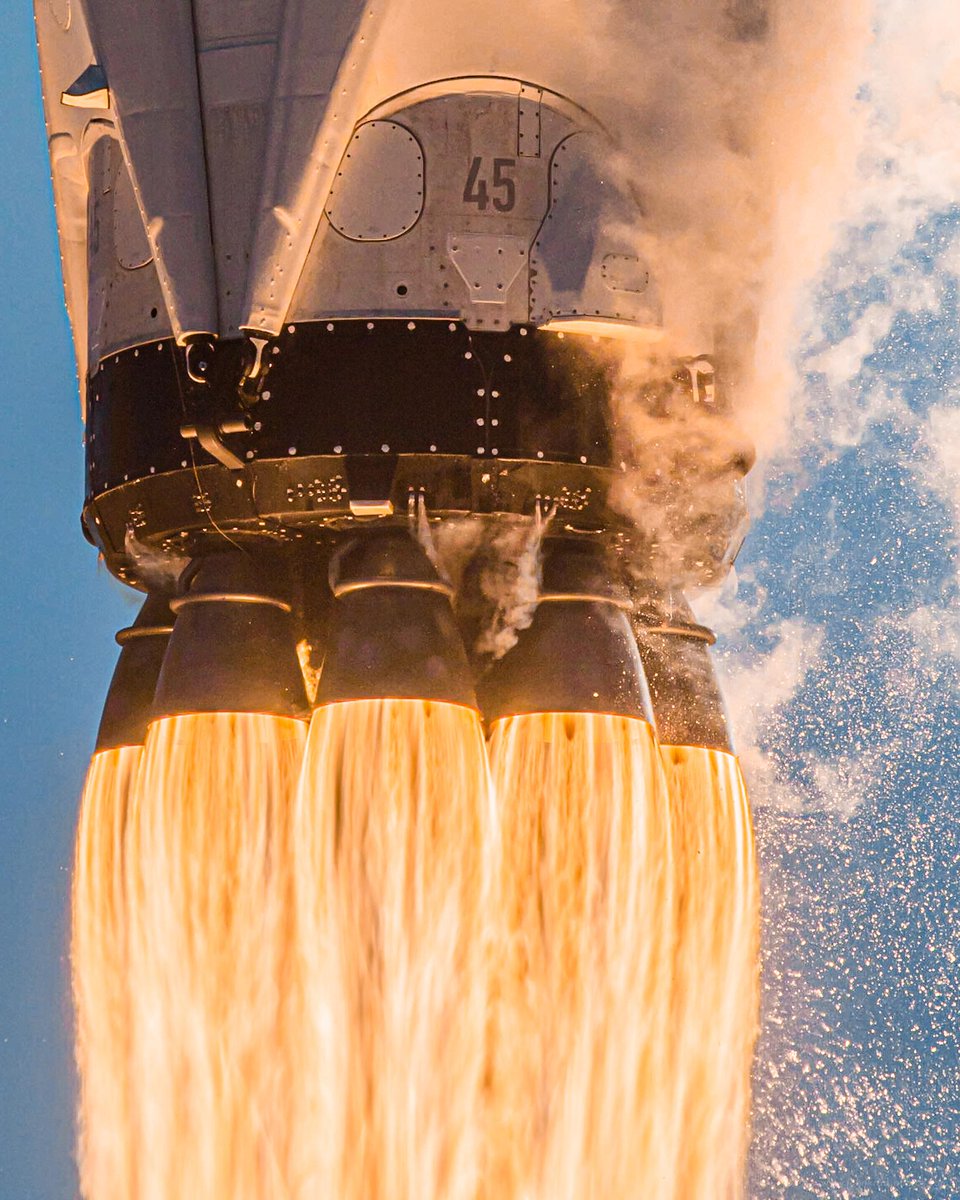 Spacehttp_'s tweet photo. Such a powerful picture! The main attraction so to speak. Wow!

#Light #Liquid #Heat #Gas #ElectricBlue https://t.co/Hkc8ieOKT6