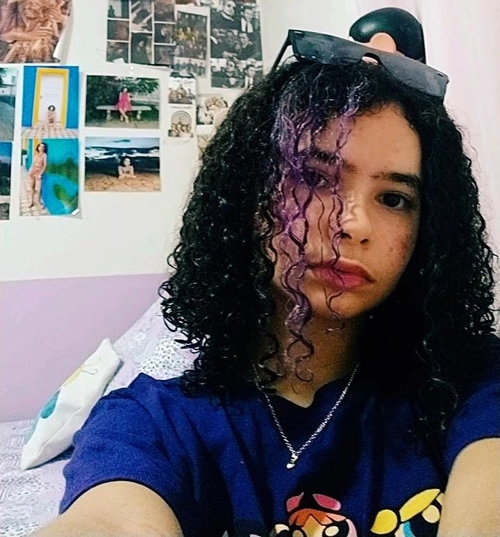 maj_mar_'s tweet photo. MANOOOOO, tava pensando aqui e se eu fosse filha de um casal literário eu seria Coriane Calore Barros, filha de @FoguinhoCal e @BarrowMares pq sério, até mechas roxas no cabelo a gata tem: 

#CalCare #marecal #Marebarrow https://t.co/DChfQWlyZF