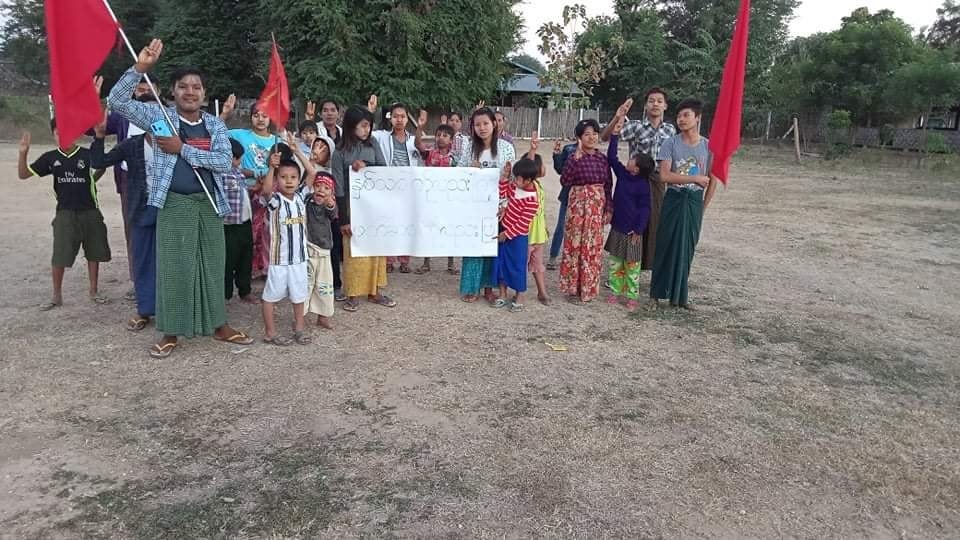 Khithitofficial's tweet photo. ဒီပဲယင်းမြို့နယ်ရှိ ကျေးရွာတစ်ရွာတွင် ပြည်သူများဦးဆောင်ကာ ယနေ့ ဇန်နဝါရီလ ၅ရက်နေ့တွင် အကြမ်းဖက် စစ်ကောင်စီ တော်လှန်ရေး ချီတက် ဆန္ဒပြခဲ့ကြောင်း သိရသည်။  
Photo - ဒီပဲယင်းမြို့နယ်တော်လှန်ရေးစစ်ကြောင်းဦးဆောင်ကော်မတီ https://t.co/qze6qNLWiU