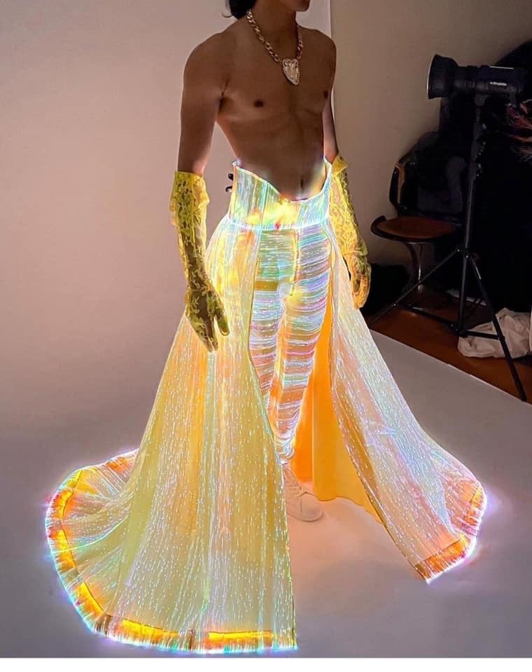vandroidhelsing's tweet photo. found what I’m wearing to the met gala https://t.co/qqVkf0sggP