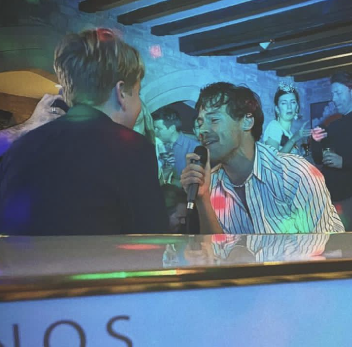 CapitalOfficial's tweet image. just @romankemp and @Harry_Styles singing karaoke together x