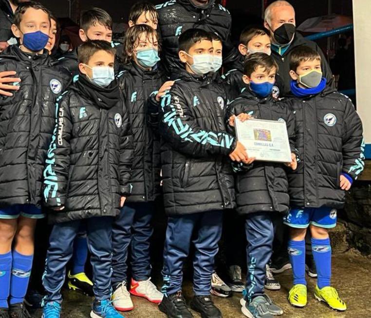 ComillasCF's tweet photo. 🏆 🔵 CANTERA 🔵 🏆 | Nuestro 2011 se ha proclamado campeón de la primera fase de la Azpeitia Cup y se clasifica para la fase final que tendrá lugar en junio. Clasificados como primeros de grupo y ganando todos sus partidos. Enhorabuena azules, a disfrutarlo! 💪🔵⚽️ #somosazules https://t.co/x7mT89GMx6