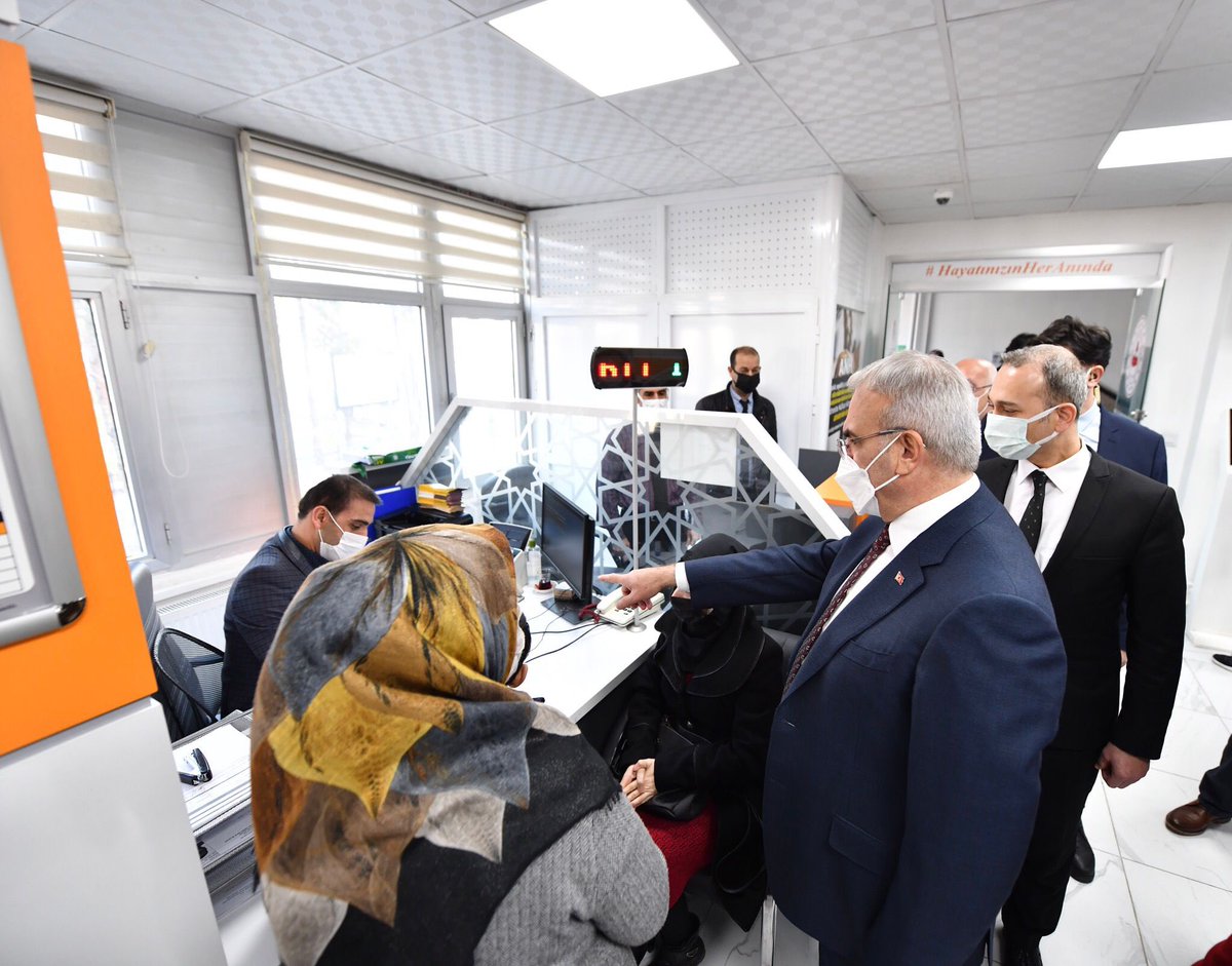 dbakirvalilik's tweet photo. Vali @munirkaraloglu incelemelerine,

📍#Yenişehir İlçe Nüfus Müdürlüğü ile devam etti. 

Vali Karaloğlu, verilen hizmetler hakkında vatandaşların görüş ve önerilerini dinledi. https://t.co/XXCo3VGf3c