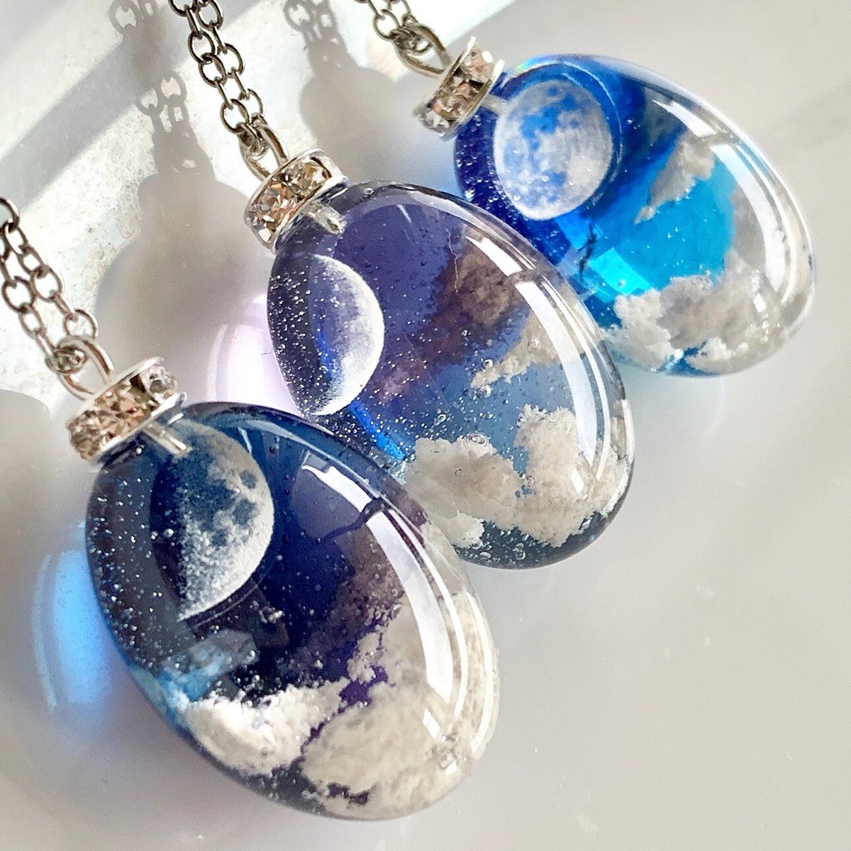 静かな夜 月と雪の結晶レジンネックレス