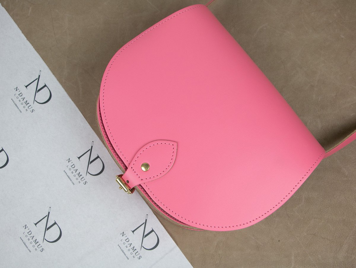 Diverse and distinctive colours with unexpected delights. Our popular Saddle Bag is now available in soft pink. Add a little colour to your everyday life. ow.ly/7oa030s6fsL
#ndamuslondon #newin #pinkbag #fashion #colourpop #colourblock #productlaunch #london #madeinlondon