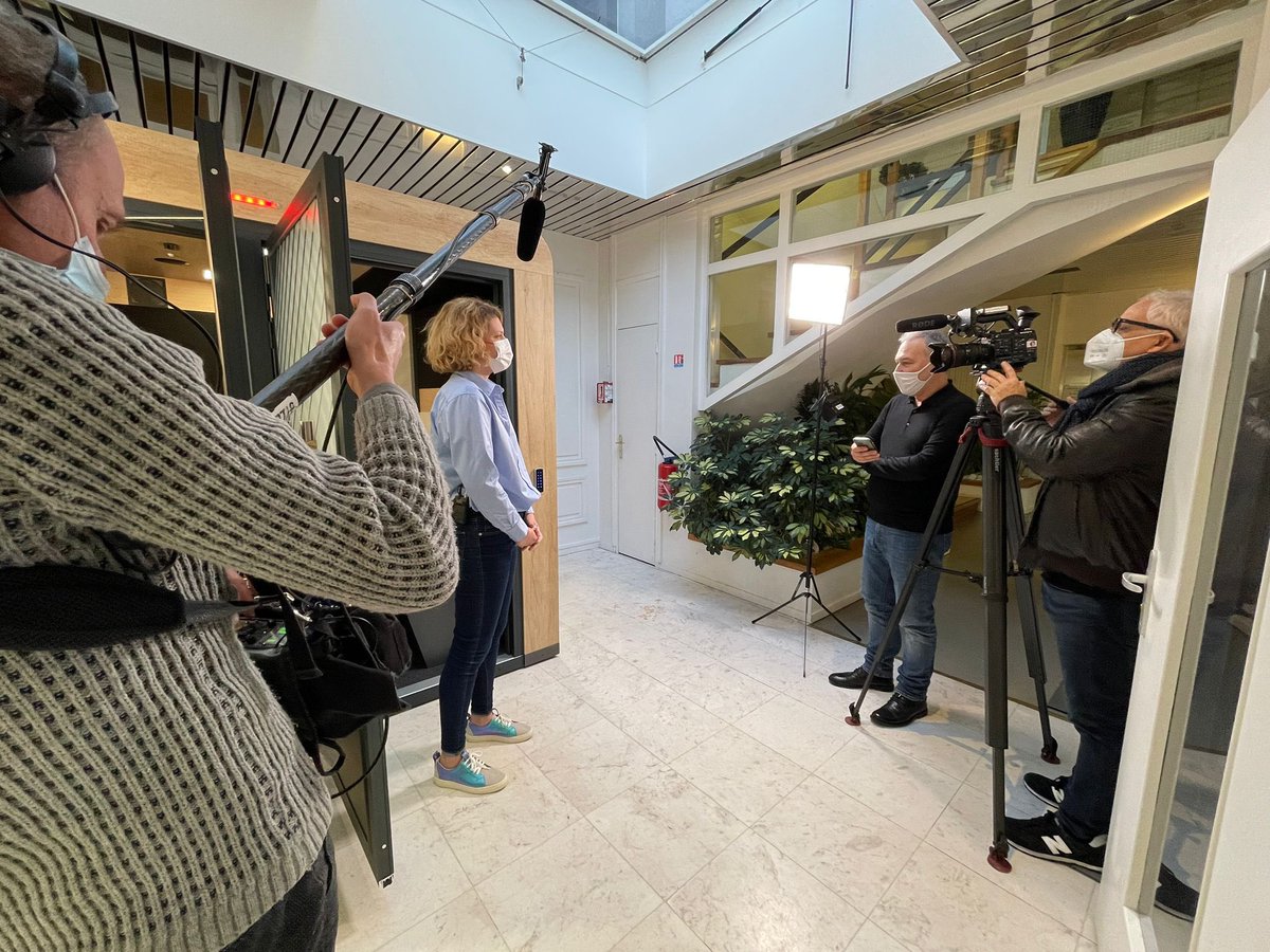 Une magnifique cabine, des micros, des caméras … mais que ce passe t il ?
Stay tuned … on va passer à la tv 🤩