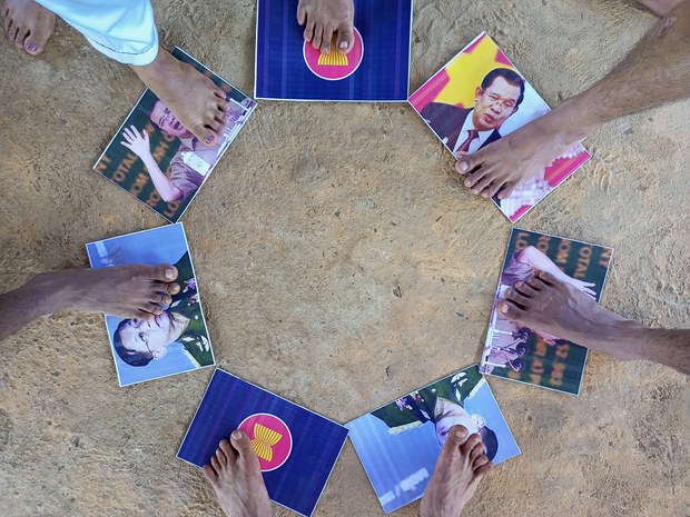 KenRoth's tweet photo. Bad enough that Cambodian PM Hun Sen, representing ASEAN, proposes to meet with the Myanmar coup leader. Now it turns out the junta won't let him meet with detained pro-democracy leaders. https://t.co/Mc6fwytstC https://t.co/AqLYAxspoi