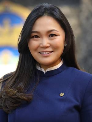 Манай Зүүнхараагийн Ноён ууланд алт ухдаг 2 Чинбат байлаа.
Нэгнийх нь охин УИХ-ын гишүүн болсон чинь нөгөө Чинбат нь охиноо сайд болгоцон.