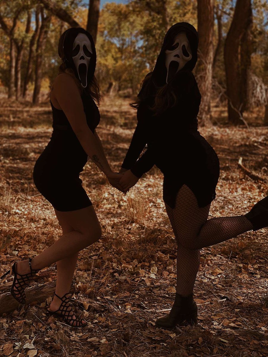 xxsammers's tweet photo. In honor of the Scream 5 coming out , throwback to our Scream photoshoot 😱🖤 @ScreamMovies #Scream #Ghostfaceiswatching https://t.co/gwMkpl8EBW
