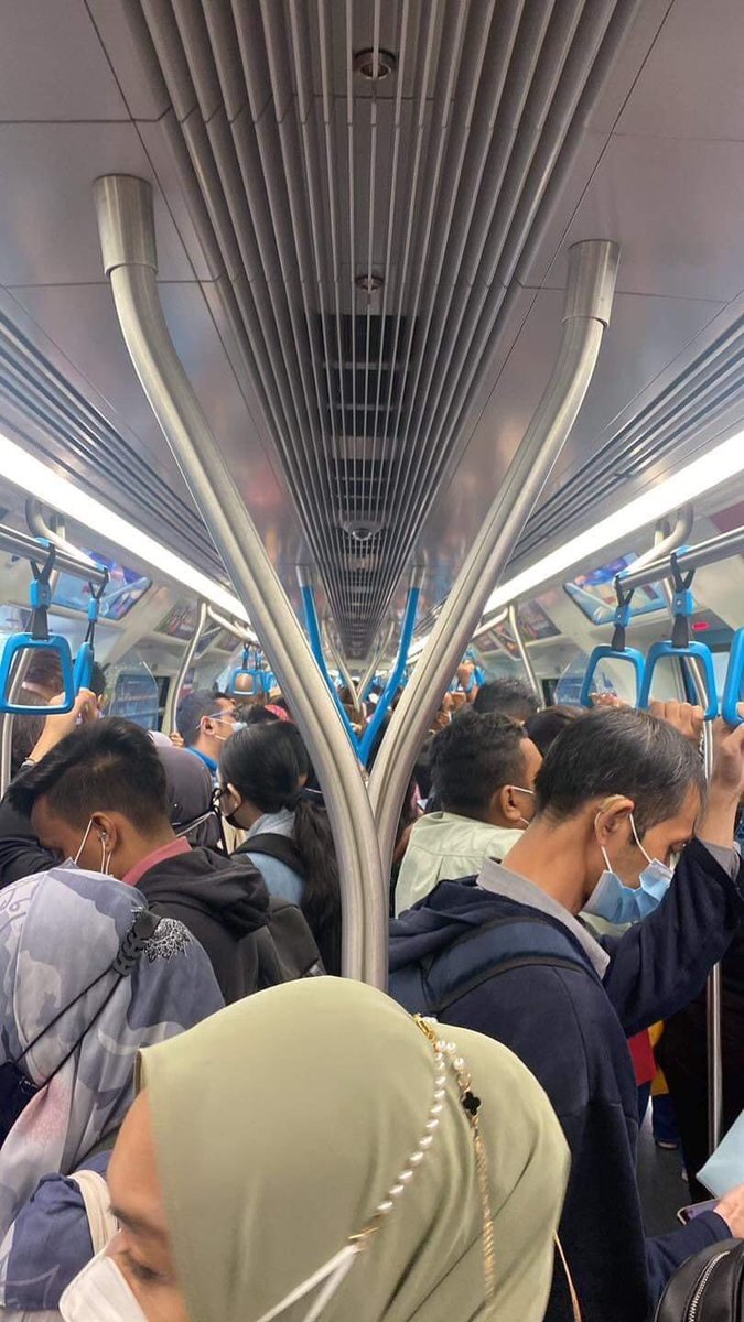 KulupFans's tweet photo. Keadaan pagi tadi di Stesen MRT.Jangan risau Covid takkan ada dalam MRT.Covid ni dia suka jemaah baru balik dari umrah,jemaah yang duduk dalam masjid je https://t.co/CH2amFGatK