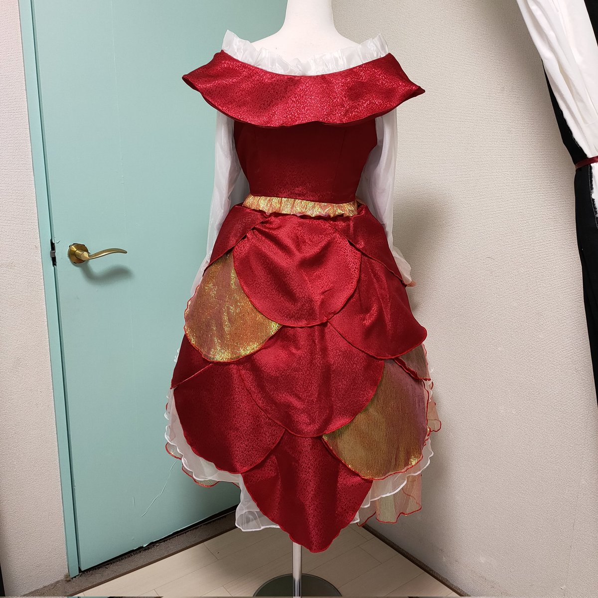 Luna_Lib4's tweet photo. 【創作金魚ロリータ】

創作撮影で使う予定で製作しました！
後ろの鱗は1枚1枚手縫いで縫い付けてあります。

#衣装製作 #ハンドメイド作品 https://t.co/xb5ifjp1Kn