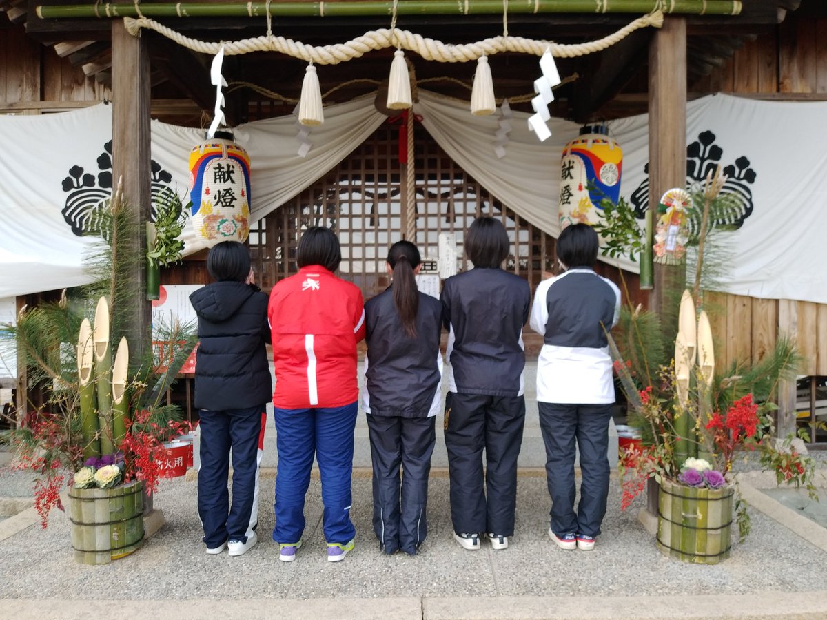 stmvolley's tweet photo. 練習始め。
今年も初詣に行ってきました。 https://t.co/B7Dkji7ezv
