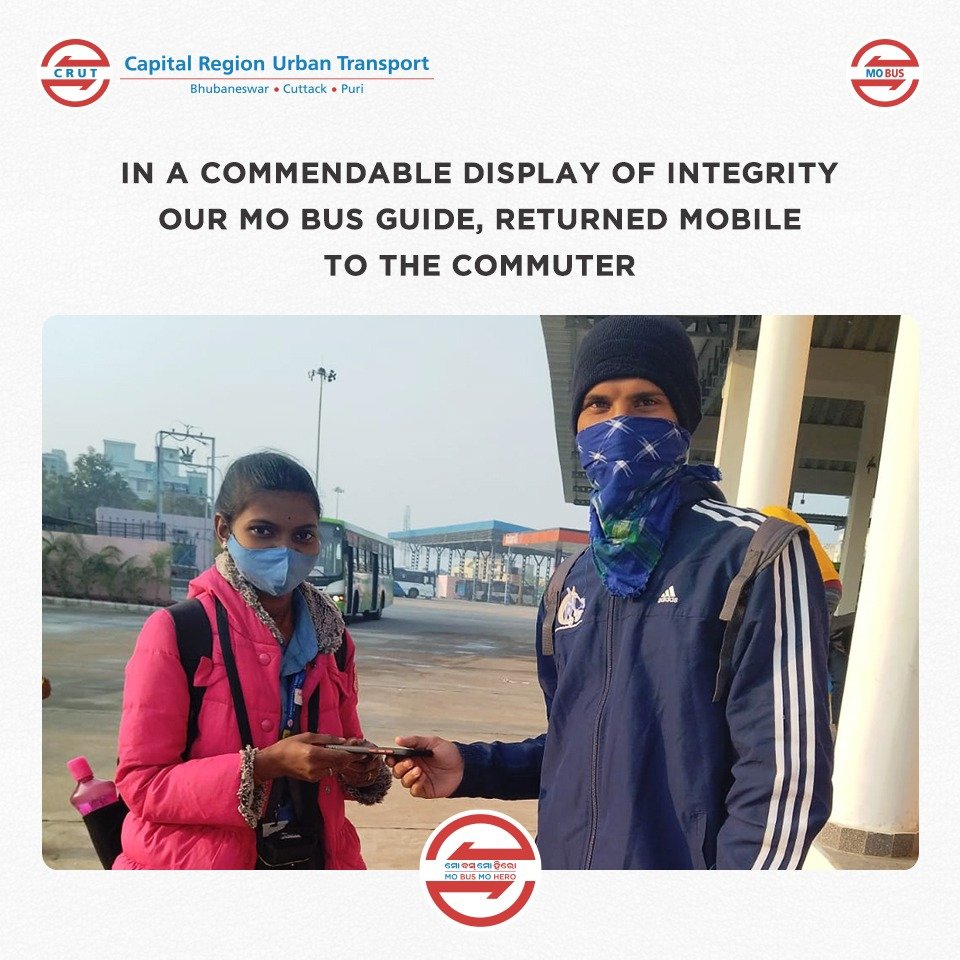CRUT_BBSR's tweet photo. With utmost honesty, our #MoBusGuide Kousalya Pradhan returned the mobile phone to the commuter who had left it in Mo Bus. Nothing is ever lost in #MoBus
#MoBusHeroes
#MoBusForBetterYou
#HappyCommuters
#Humanity https://t.co/uFFwxlFBRS