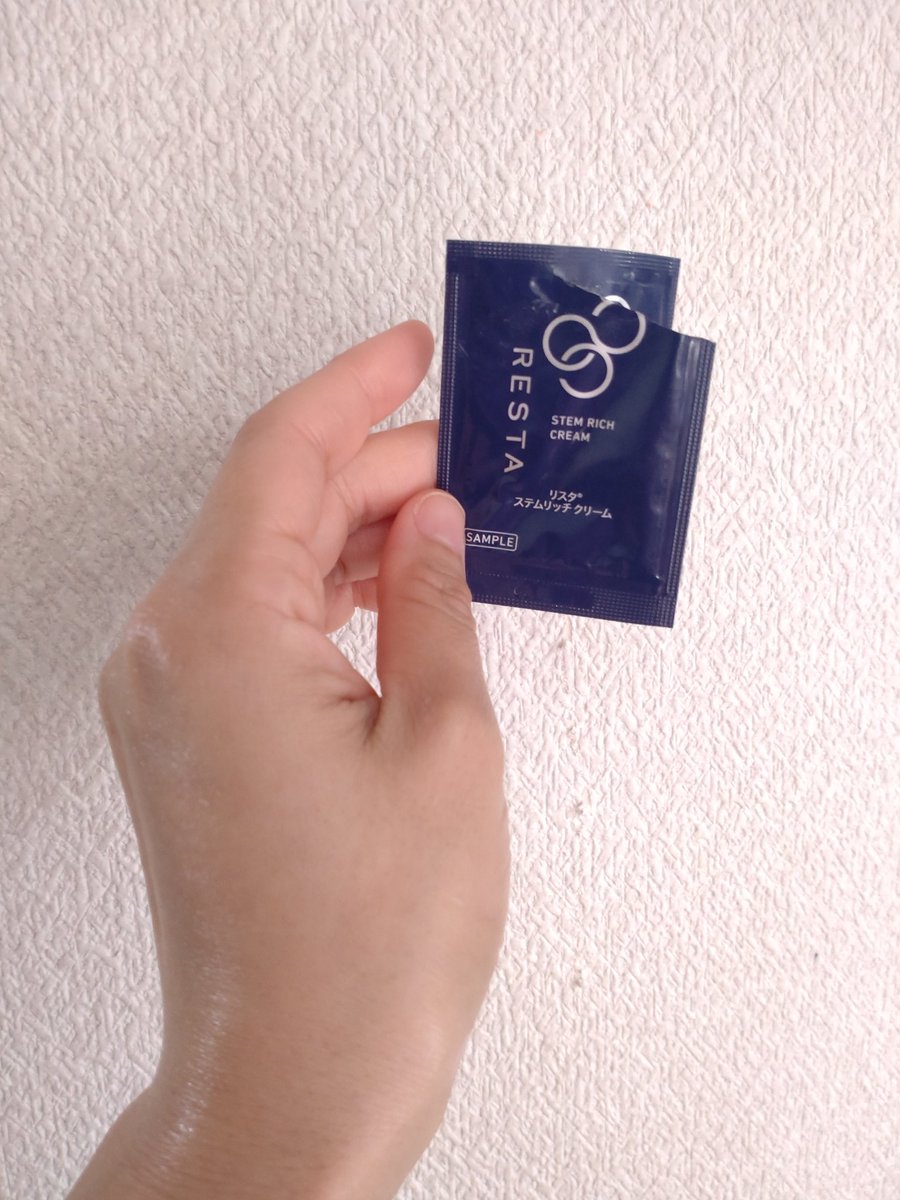 natsume_in_blue's tweet photo. RESTA リスタ ステムリッチクリーム
サンプルいただきました

低刺激で無香料無着色、防腐剤フリーの優しい保湿クリーム
ベタベタしなくて伸びが良い
乾燥によるハリやくすみを予防してくれるらしい

朝に使ってもメイクの邪魔をしない
モチモチ感
リピしたいなぁ👍

#リスタクリーム #美肌菌 https://t.co/Ci1RcE24Wc