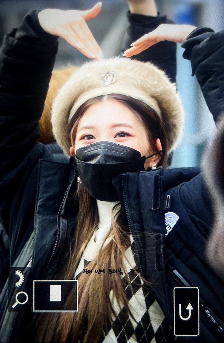 dandelion_812's tweet photo. 220105 붕방붕방 강아쥐🙋🏻‍♀️
#우아 #민서 #wooah #minseo https://t.co/zFMGxx37CX