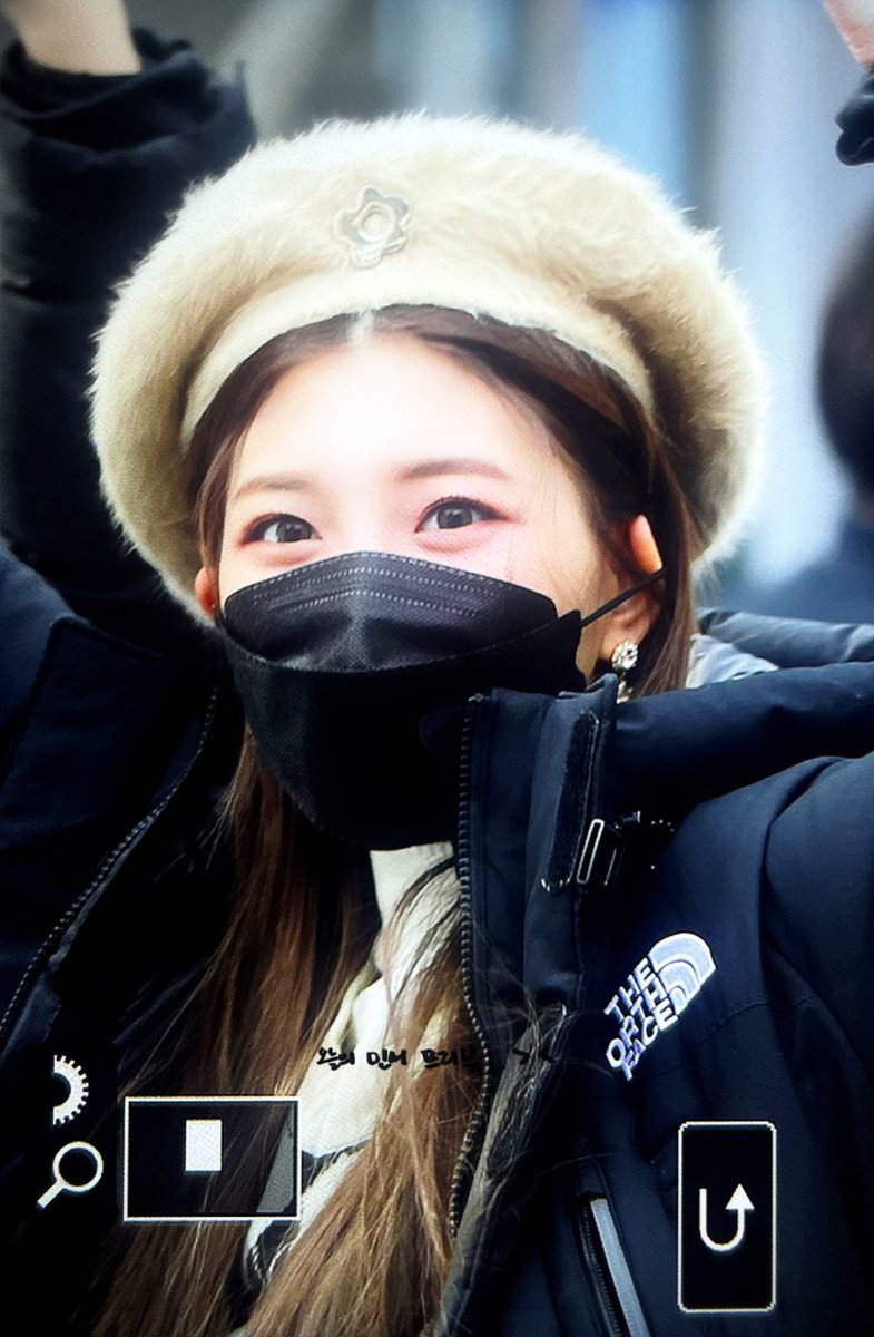 dandelion_812's tweet photo. 220105 붕방붕방 강아쥐🙋🏻‍♀️
#우아 #민서 #wooah #minseo https://t.co/zFMGxx37CX