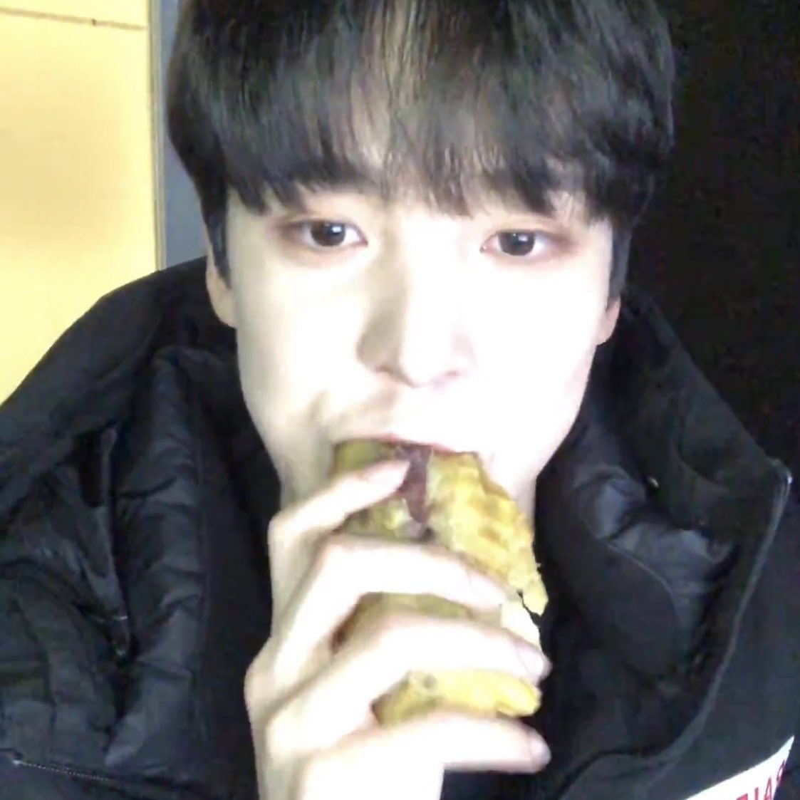 xmakxs's tweet photo. 에이티즈 어떤 멤버
붕어빵 킹랑스럽게 먹기 세계 1등임 https://t.co/zTAGznd1xH