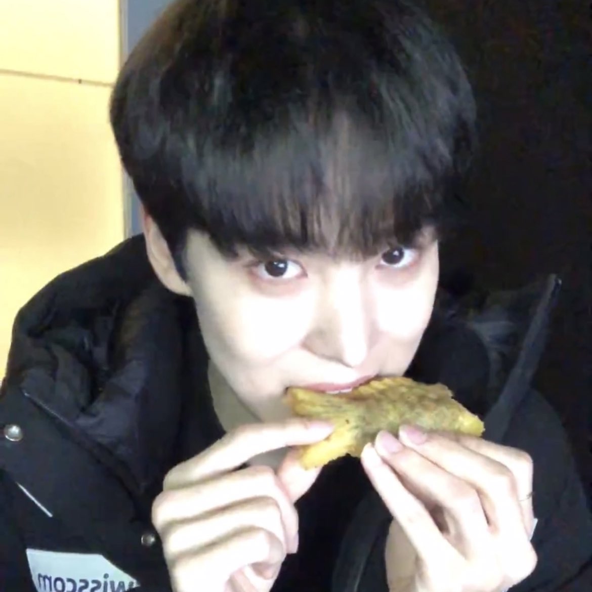 xmakxs's tweet photo. 에이티즈 어떤 멤버
붕어빵 킹랑스럽게 먹기 세계 1등임 https://t.co/zTAGznd1xH