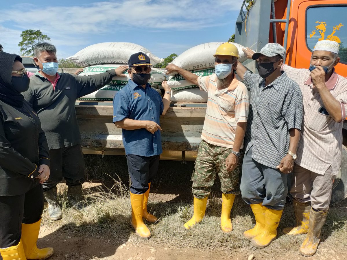 tokmathamzah's tweet photo. Bersama Jabatan Veterinar melawat kawasan ternakan yang terkesan akibat banjir di Kg Lanchang, Merlimau, dan kawasan Rizab Padang Ragut di Chinchin, Melaka. Sejumlah 29 penternak menerima bantuan makanan ternakan.
@DVSMalaysia 
@mafimalaysia https://t.co/AlpLI5qBDi