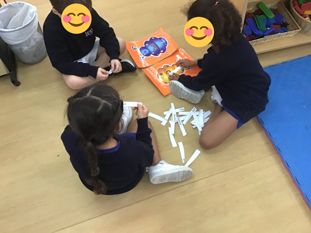JESSJumeirahFS2's tweet photo. Applying our knowledge of letter sounds by independently enjoying phonics games. Our strong phonics program supports the children’s learning resulting in confident readers. #jessjumliteracy #jessjumreading #eytalking #phonics #eyfs https://t.co/kXNTIRr80u
