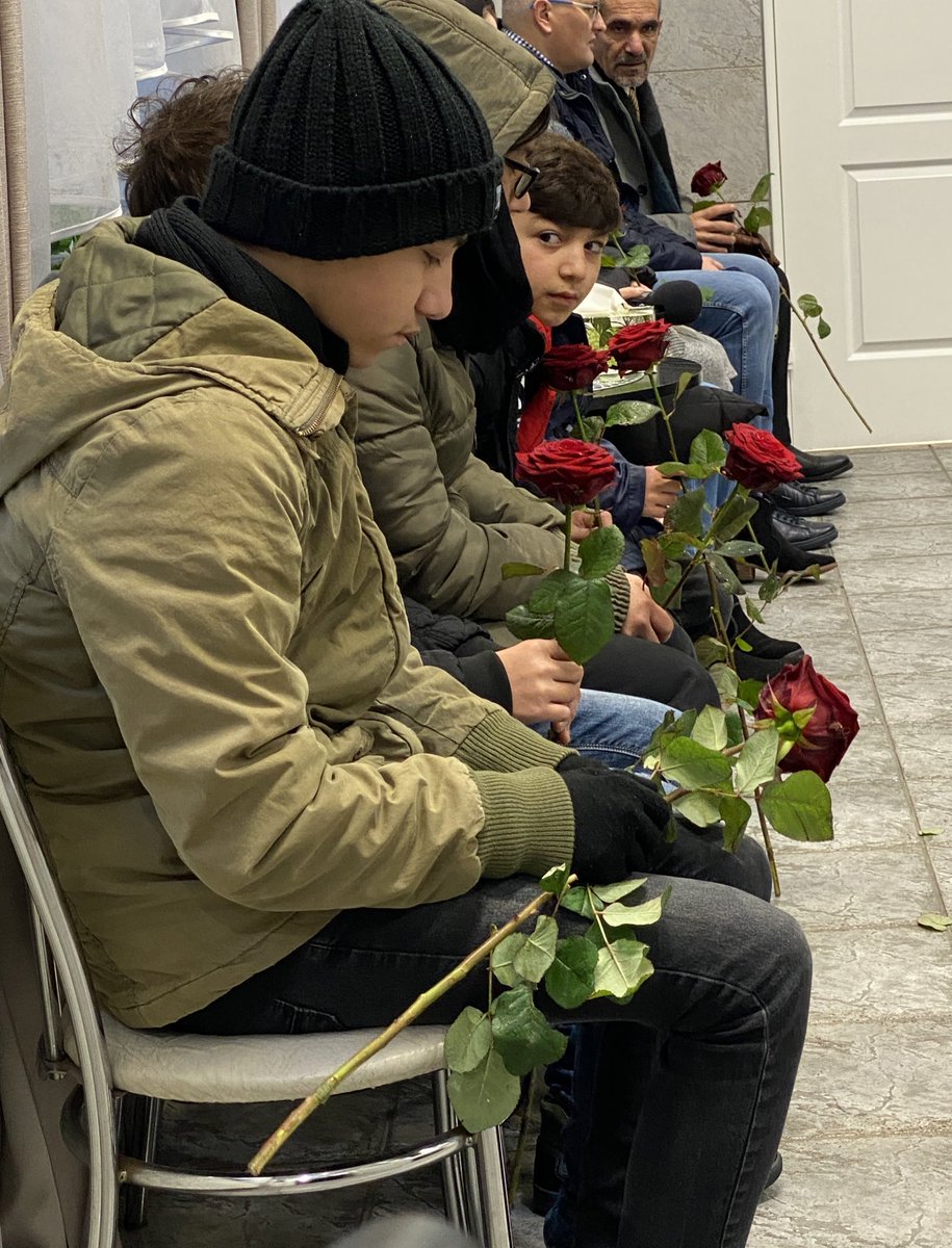 isabelschayani's tweet photo. Damit begann unsere Reise nach #Belarus #Polen: Ein verlorener Vater mit seinen 5 Kindern steht am Sarg der Mutter (38). Sie hat das tagelange Herumirren im Grenzgebiet ohne Essen u Trinken nicht überlebt. Unterkühlt und innerlich vergiftet.Der Leichnam soll zurück in #Irak. https://t.co/EtijD3WWf7
