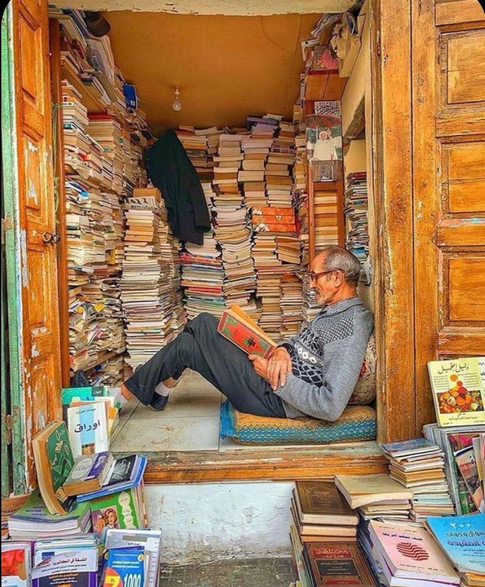 بائع الكتب لا يراقب بضاعته، لأن القارئ لا يسرق والسارق لا يقرأ.