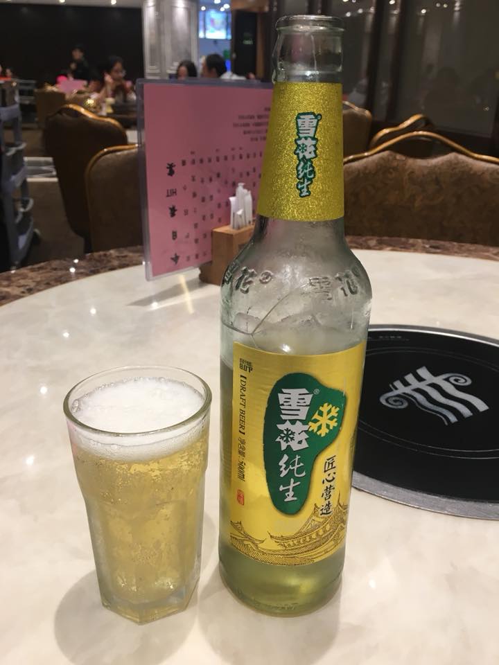 sekaidesenbero's tweet photo. 【世界でせんべろvol.91 稲香】上海にもありました、やたら親近感を感じさせるお店「稲香(ダオシャン)」。行列のできる飲茶屋。おつまみ2品とビールで57元。雪花純生ビール、色も薄ければ味も薄い。苦味なし！スイスイ飲んじゃって、結局1瓶空けちゃった✨  #世界でせんべろ #せんべろ #飲茶屋 #上海 https://t.co/Cr19zBETJF