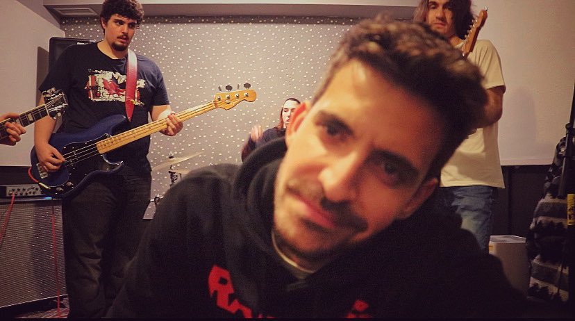 losestraperlo's tweet photo. 9 días para la fecha! ¿Tenéis ganas de concierto? Con esta cara de ilusión y ganas, también esperamos a los reyes 👑.

Nos vemos el día 14. ¿Si o Si?

Aquí tenéis el link para haceros con vuestra entrada! 

https://t.co/SMYMZ4rHxq

Felices reyes!! https://t.co/usxNSjybTp