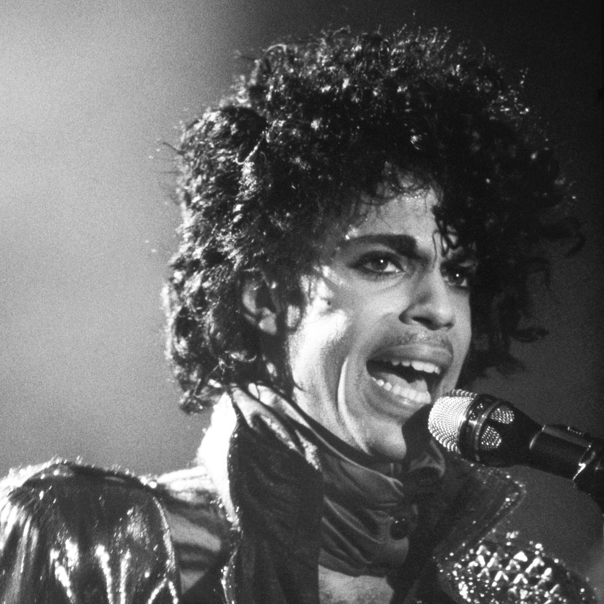stubru's tweet photo. 5 januari 1979 – Prince speelt voor het eerst live als solo-artiest.   Voor amper 4 dollar kon je de legendarische muzikant toen aan het werk zien. https://t.co/fLNK32ArqZ #DeTijdloze https://t.co/HE63Q1n11p