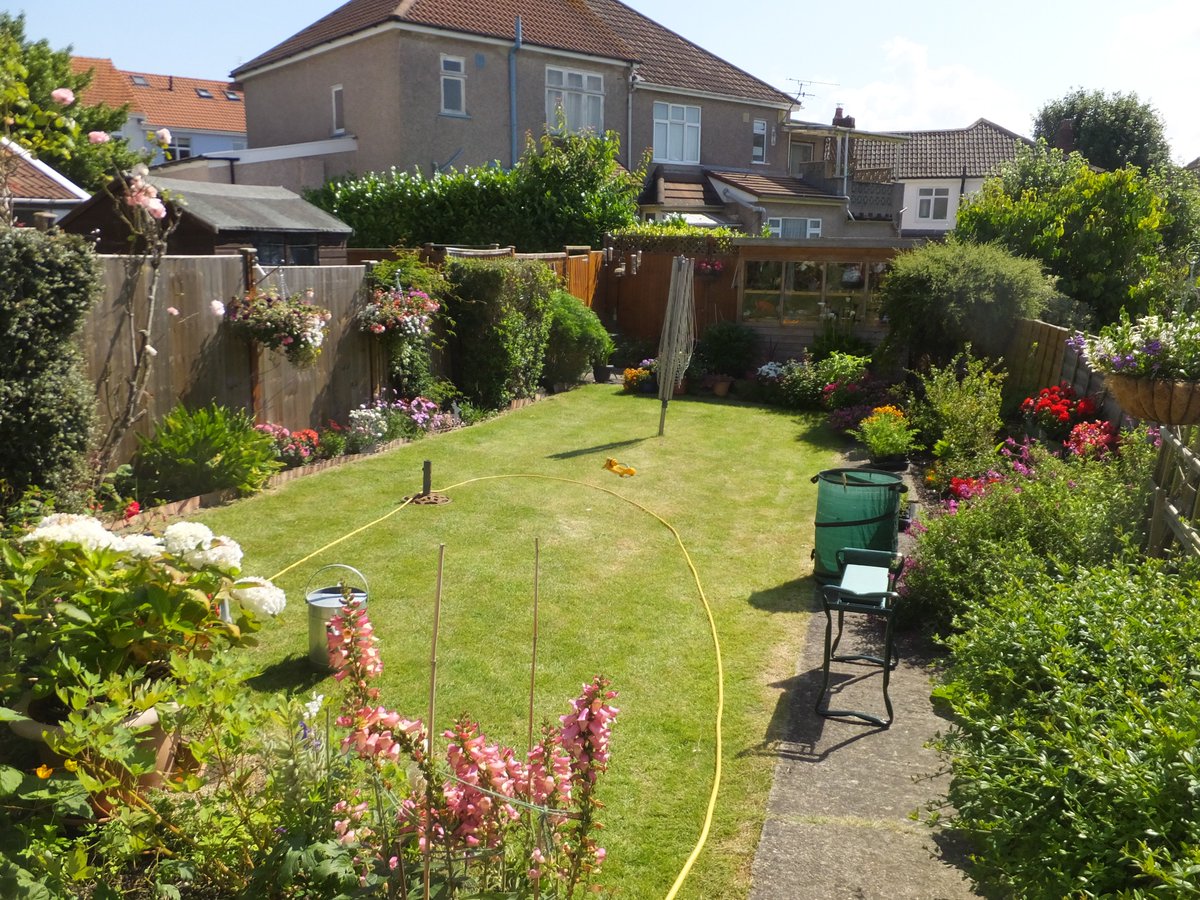 Nick Tew (@nicktew95) on Twitter photo How do nectar resources for #pollinators vary among private #gardens through the year? Our new Open Access paper in <a href="/JAppliedEcology/">Journal of Applied Ecology</a> shows how extreme garden-to-garden variation smooths out to result in a stable and diverse food supply overall: doi.org/10.1111/1365-2…. (1/6) How do nectar resources for #pollinators vary among private #gardens through the year? Our new Open Access paper in <a href="/JAppliedEcology/">Journal of Applied Ecology</a> shows how extreme garden-to-garden variation smooths out to result in a stable and diverse food supply overall: doi.org/10.1111/1365-2…. (1/6)