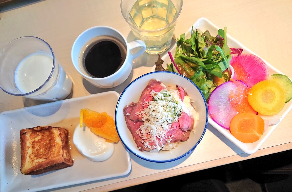 は3箇所あるブッフェ会場の一つハルへ🌞🍴 オススメのローストビーフ丼とフレンチトースト😋🥗☕ 滑った後はドリンク🆓の宿泊者専用ラウンジユックユックでお茶&読書🥤☕🍎📖🦌 部屋で🍜&am