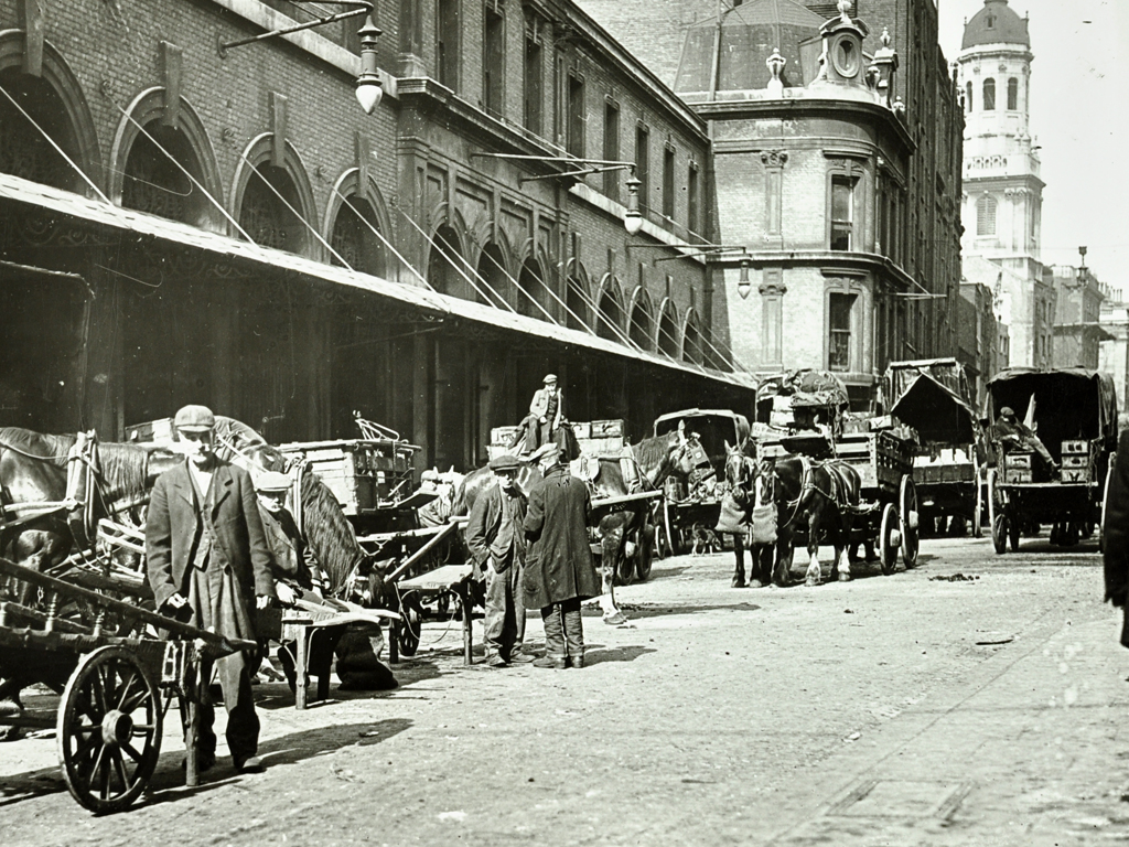 The #1921Census is set for release later this week and will include information about jobs and employment. Do you know what your family did during the 1920s? One possibility, as illustrated here, is working as a Porter at Billingsgate Fish Market - bit.ly/32ZqbB4