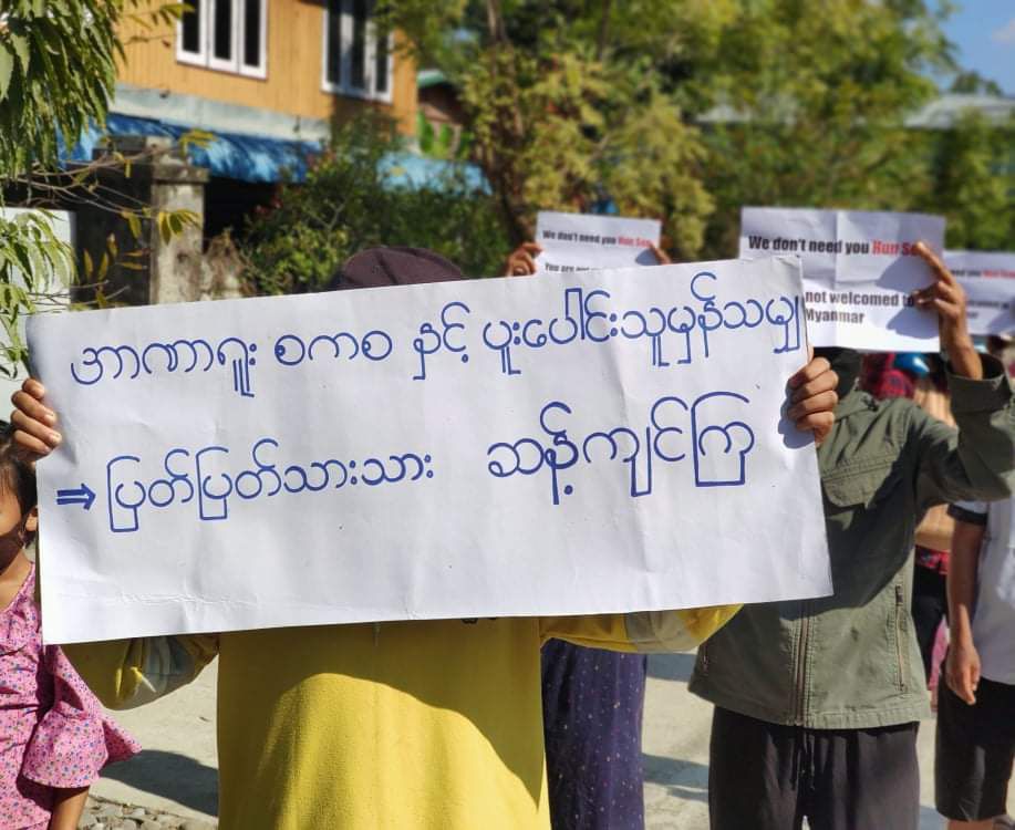 Phu_twt_mm's tweet photo. "We don't need you @hunsencambodia. You are not welcomed to #Myanmar"

332 days in anti-dictatorship protest of Kalay residents on today.

@ASEAN @PeacePalaceKH
#ASEANStopHunSen
#HunSenStayHome
#2022Jan5Coup
#WhatsHappeningInMyanmar https://t.co/I8EMkhnJVE