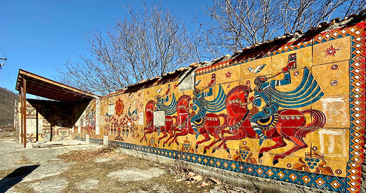 GurcistanN's tweet photo. Doğu Gürcistan'da 1970'lerin otobüs durağı mozaiğini restore eden  @ribirabo  Vakfı,  bir kompozisyonu koruma ve restore etme projesinin ilk aşamasını tamamladı. https://t.co/tlJV3hMtJS
