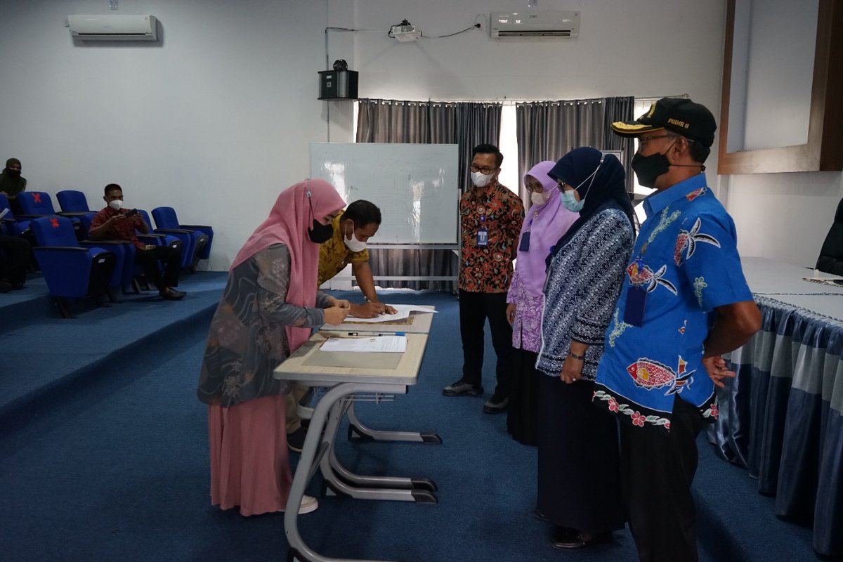 bppsdm_pkpbone's tweet photo. Penandatanganan kontrak kerja antara PPNP dan Direktur Politeknik KP Bone yang disaksikan oleh Wadir 1, 2, 3 dan Ka Sub BAU.
@kusdiantoro77 
@bsuprakto 
@anileilani 
@brsdm_kp 
@Pusdik_KP 
#KKPAccelerate
#KKPGOID
#MENTERIKKP
#SAKTIWAHYUTRENGGONO https://t.co/8GxenBhkIb